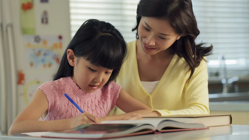 Tham gia lớp học tiếng Anh là cách để duy trì hoạt động học tiếng Anh hè cho bé hiệu quả