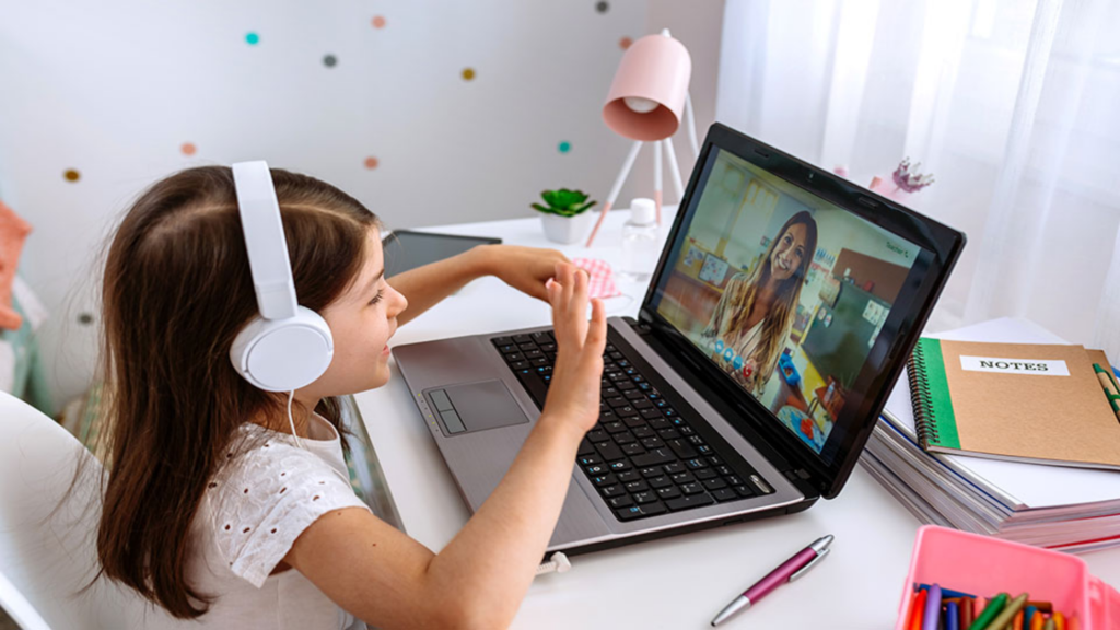 Học tiếng Anh 1 kèm 1 giúp con được thực hành kiến thức học từ phim hoạt hình