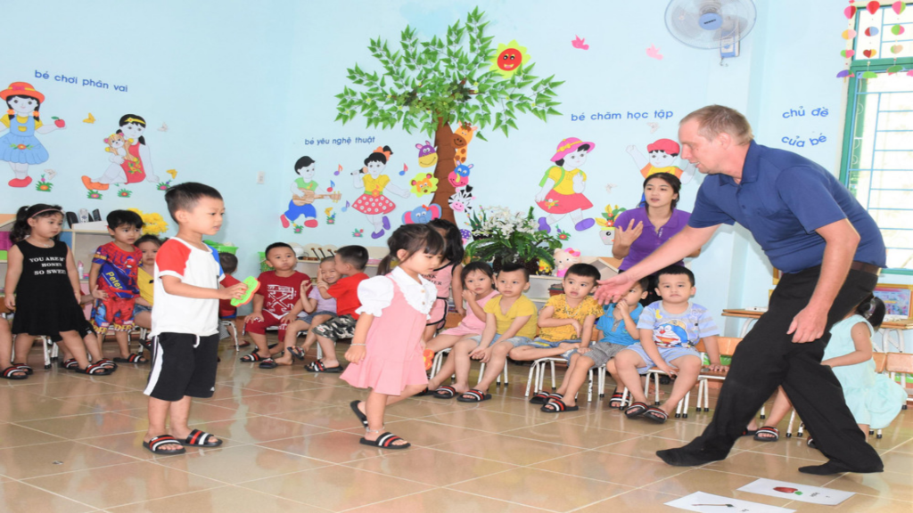 Học tiếng Anh qua vận động là phương pháp học hiệu quả cho trẻ em