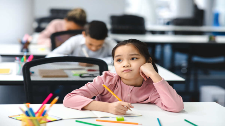 Bí quyết dạy tiếng Anh cho trẻ dễ mất tập trung