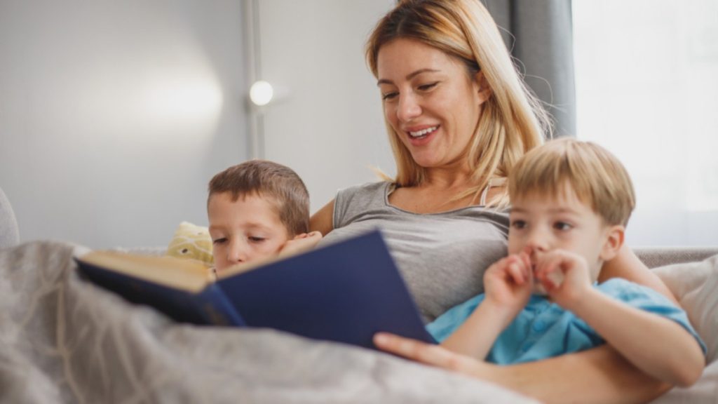 أم تقرأ مع طفل في مرحلة ما قبل المدرسة لتعلم قراءة الإنجليزية