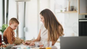 معلمة إنجليزية أونلاين تدرّس طفلاً في الخامسة