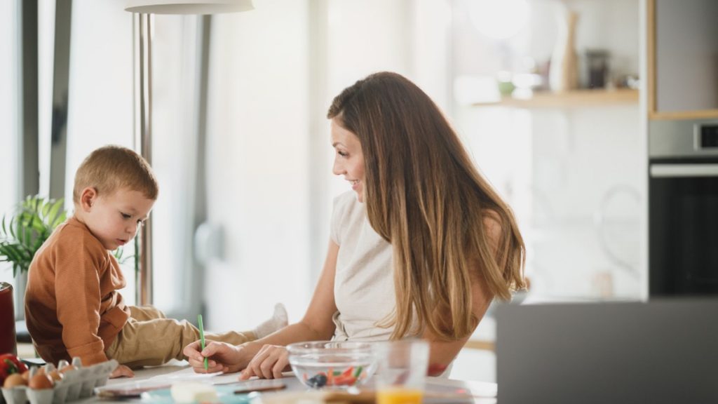 معلمة تصحّح نطق الطفل فورياً أثناء التحدّث بالإنجليزية