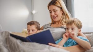 أم مشغولة تنظّم موعد درس إنجليزية عبر الإنترنت لطفلها
