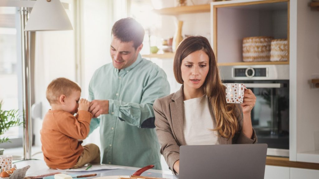 أخوان يتعلمان الإنجليزية بمستويين مختلفين عبر الإنترنت