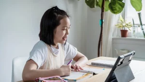 بدائل معاهد الإنجليزية المكلفة للأطفال: مقارنة الدروس الأونلاين والتعلم الفردي
