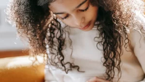 كيف تحدد مستوى طفلة عمرها 9 سنوات بين A1 وA2 وتختار مسار CEFR أو Cambridge؟