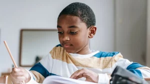 كيف تعرف مستوى قراءة طفلك بالإنجليزية؟ علامات واضحة وخطة انتقال إلى المستوى التالي