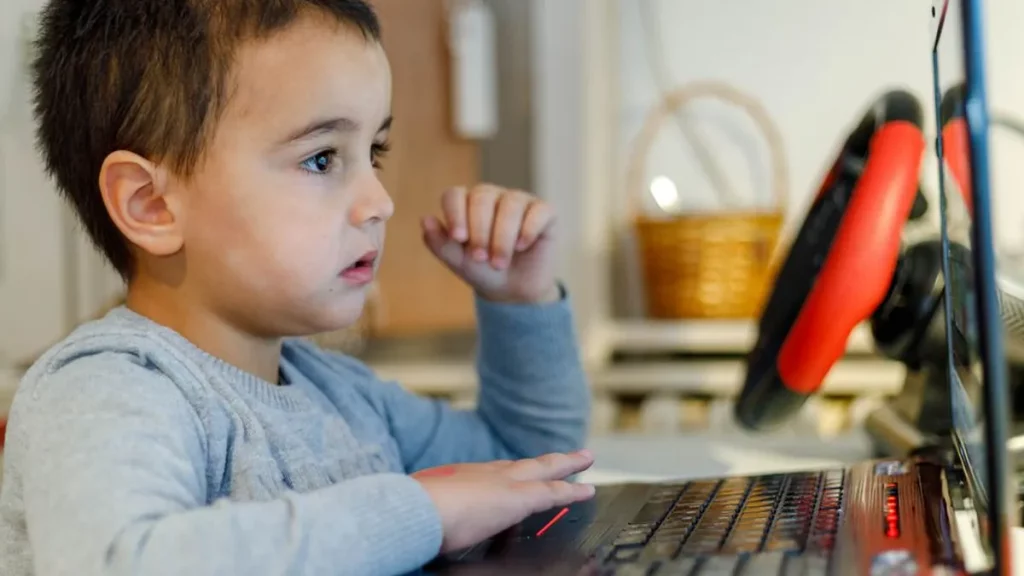 كيف تختار دروس الإنجليزية عبر الإنترنت لطفل سعودي من 3 إلى 5 سنوات؟