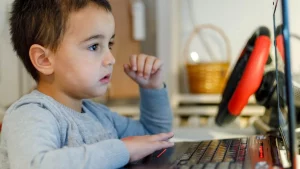 كيف تختار دروس الإنجليزية عبر الإنترنت لطفل سعودي من 3 إلى 5 سنوات؟