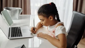 دليل اختيار معلم إنجليزي أونلاين لطفل عمره 5 سنوات: الصبر والأمان والتفاعل