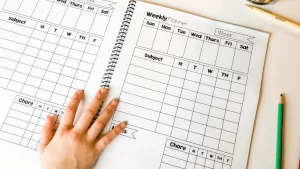 كيف تطوّر مهارة الاستماع الإنجليزية لدى طفلك؟ خطة أسبوعية حسب العمر والمستوى