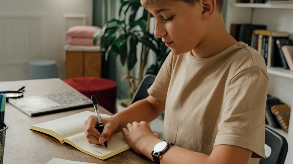 من أصوات الحروف إلى الإملاء: خطة Phonics للأطفال الناطقين بالعربية