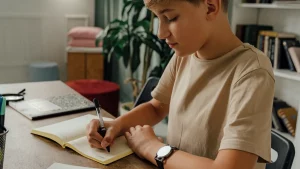من أصوات الحروف إلى الإملاء: خطة Phonics للأطفال الناطقين بالعربية