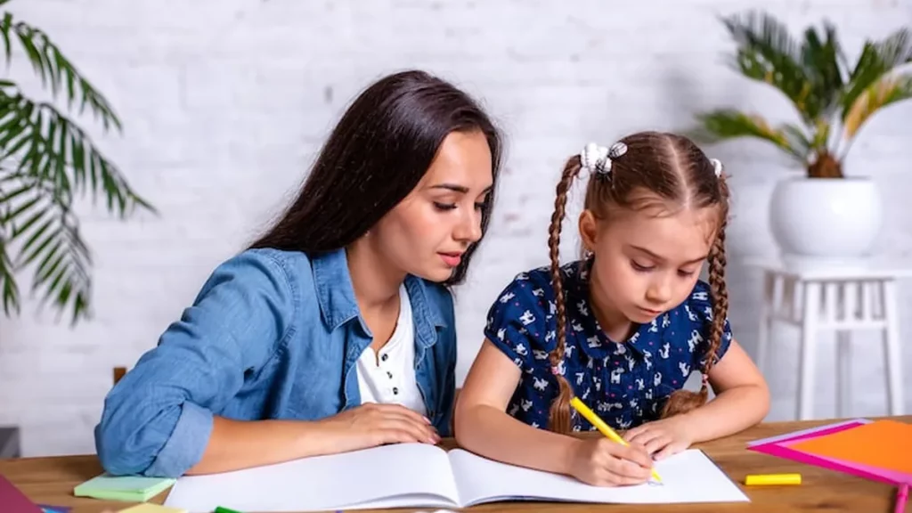 Preply أم منصة متخصصة للأطفال؟ مقارنة المرونة والمنهج والمتابعة للآباء السعوديين