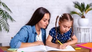 Preply أم منصة متخصصة للأطفال؟ مقارنة المرونة والمنهج والمتابعة للآباء السعوديين